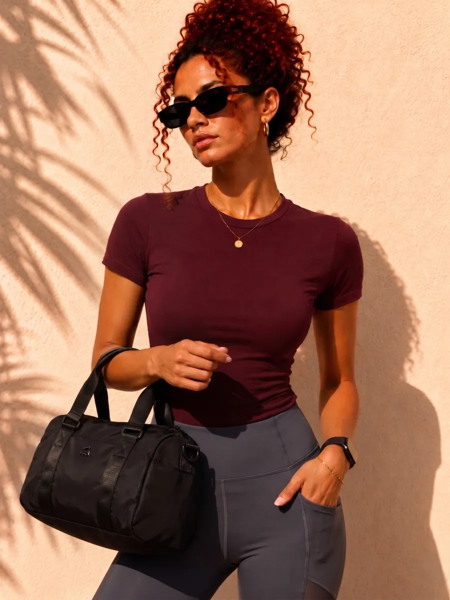 Футболка бордовая облегающая однотонная под пиджак — NEXT ONE